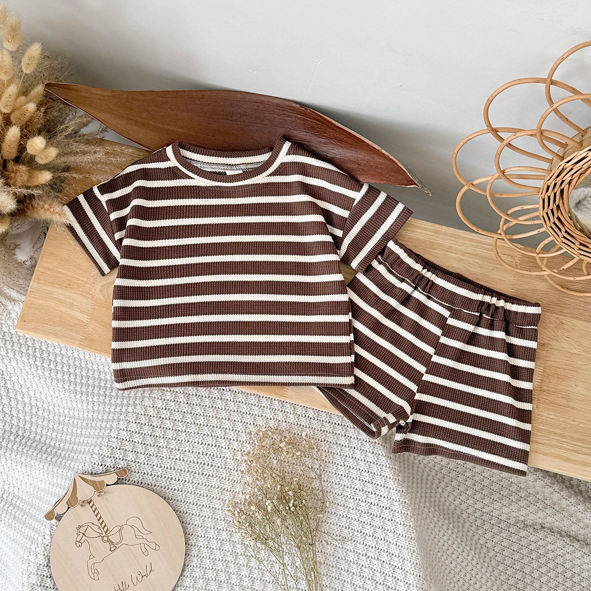 Conjunto de 2 Piezas de Traje Infantil Marrón, Nuevo Conjunto de Verano de Manga Corta + Pantalones Cortos a Rayas para Niño y Niña, Camiseta Infantil, Ropa de Bebé