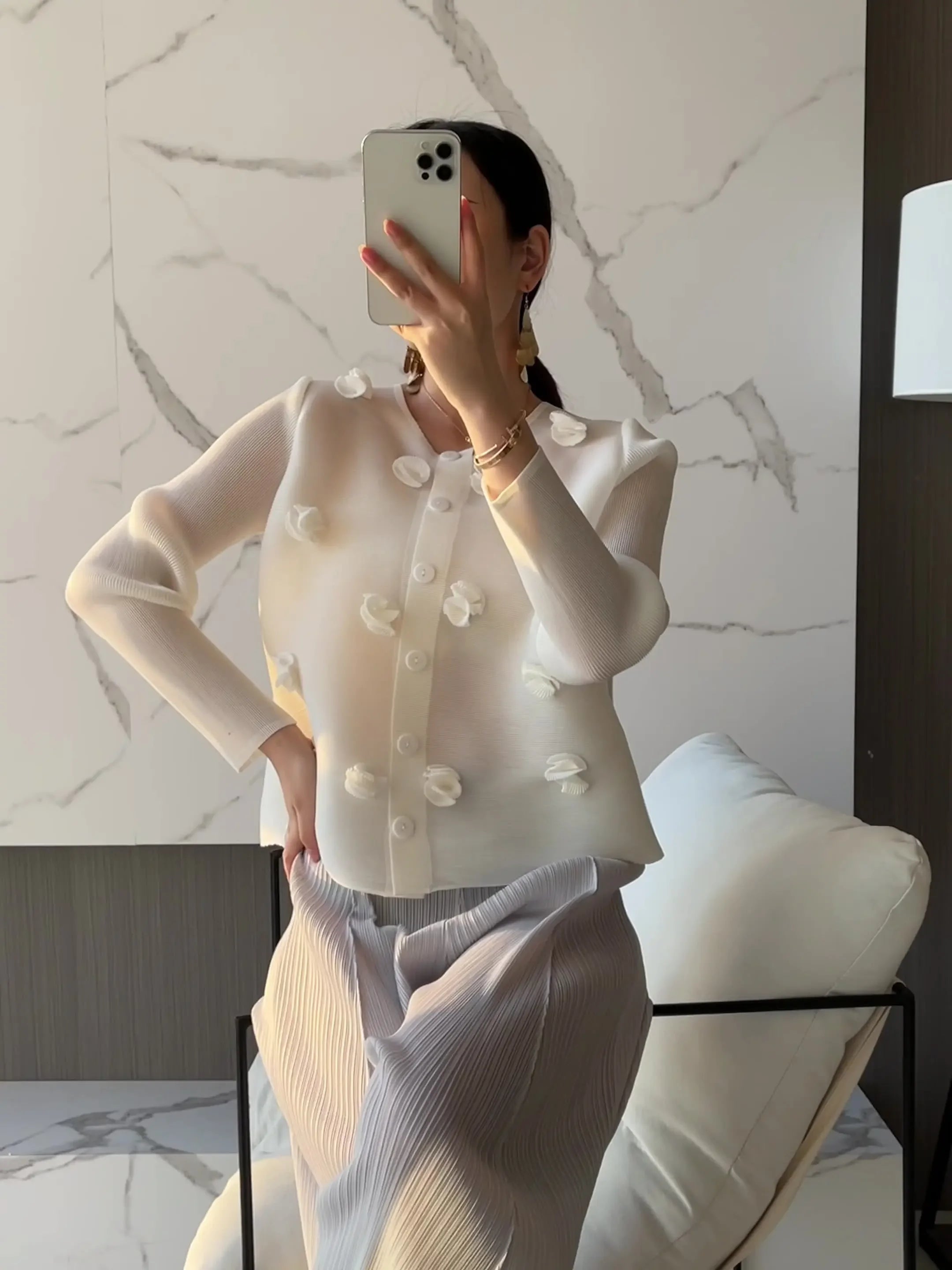 YUDX-abrigos cortos plisados para mujer, ropa de diseñador, cárdigan con botones blancos, apliques 3D, pétalos de concha, Primavera, 2022