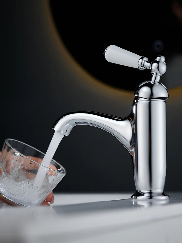 Grifo de lavabo de un solo mango de latón retro, grifo de lavabo con mango de cerámica perfecto para gabinetes de baño, mezcla de agua fría y caliente