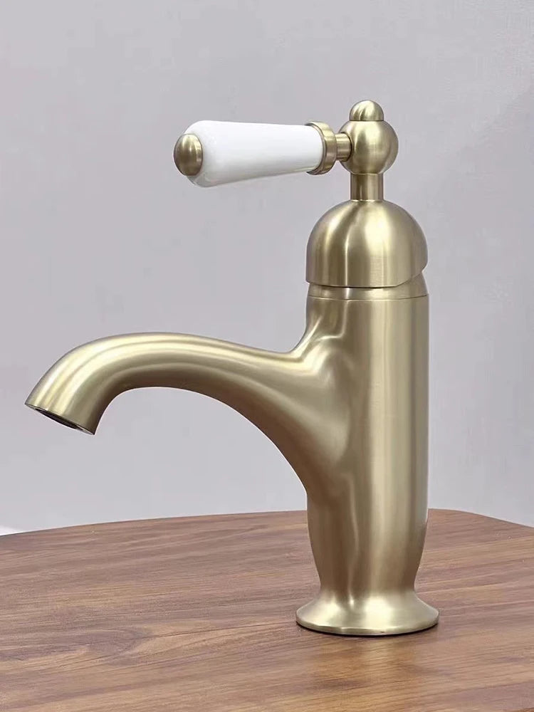 Grifo de lavabo de un solo mango de latón retro, grifo de lavabo con mango de cerámica perfecto para gabinetes de baño, mezcla de agua fría y caliente