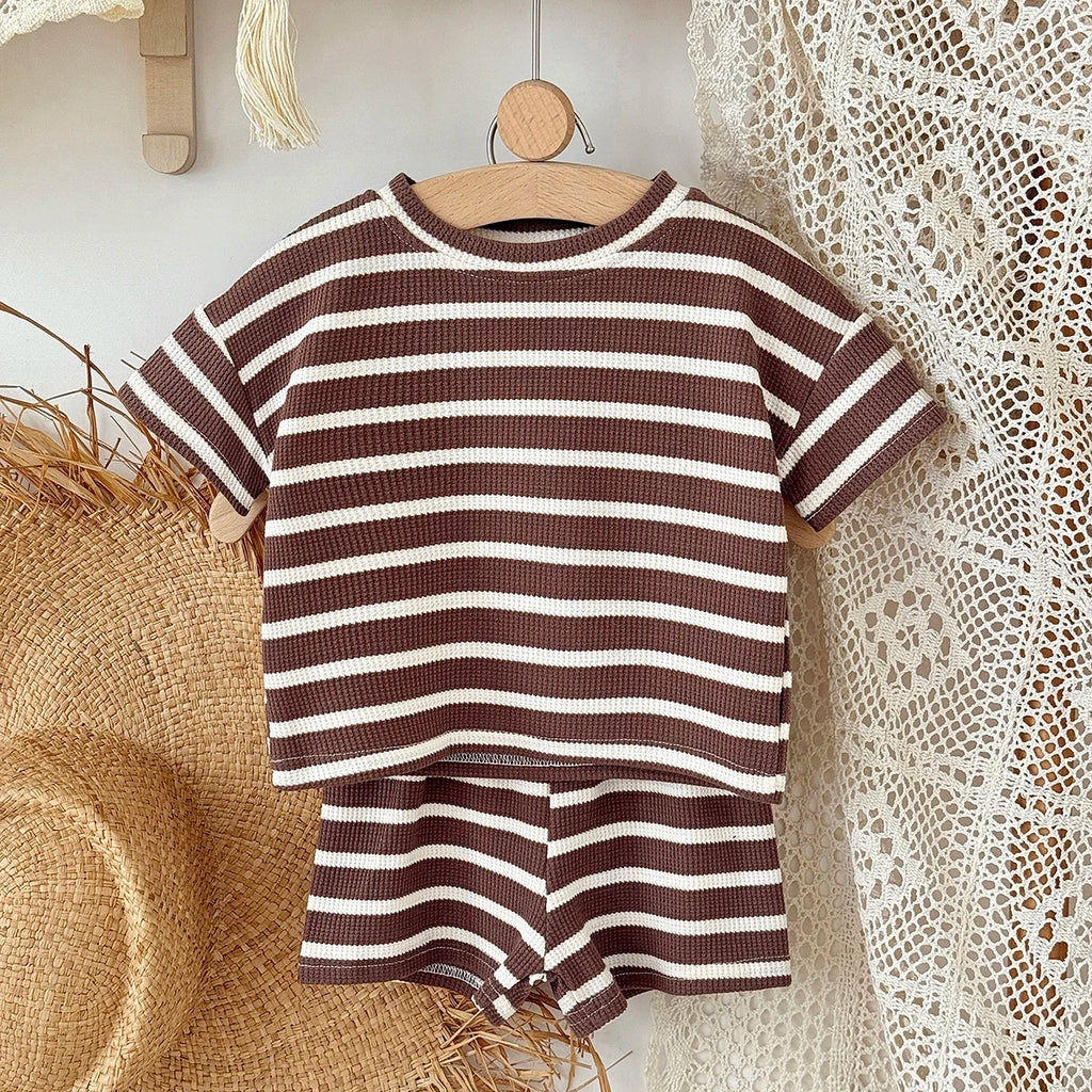 Conjunto de 2 Piezas de Traje Infantil Marrón, Nuevo Conjunto de Verano de Manga Corta + Pantalones Cortos a Rayas para Niño y Niña, Camiseta Infantil, Ropa de Bebé