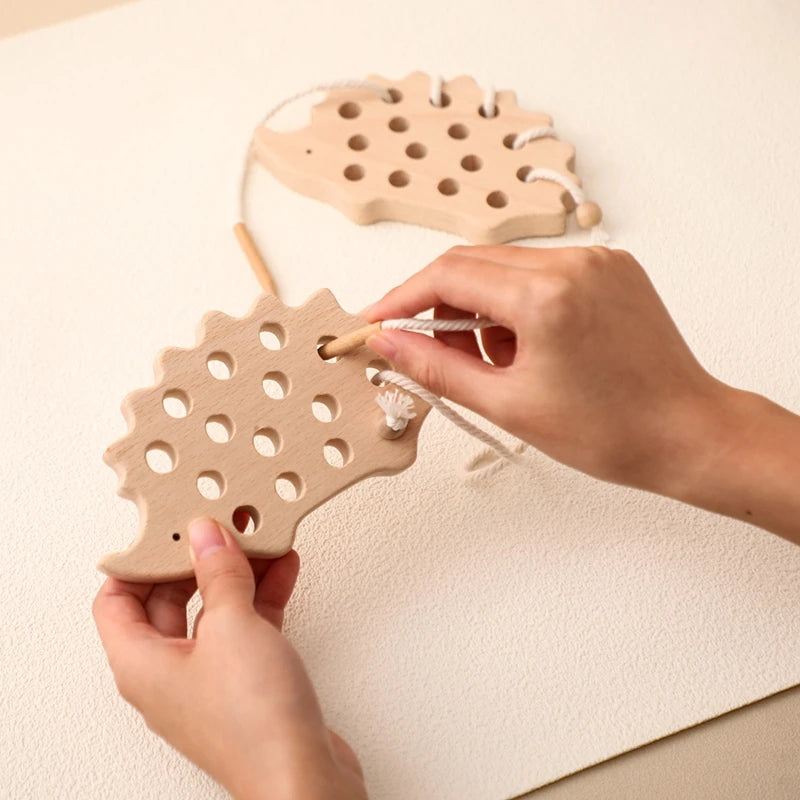 Juguetes de madera Montessori para bebé, tablero de enhebrado de erizo Animal, juguete educativo de madera de haya para niños, bloques de cuentas con botones, juguetes rompecabezas