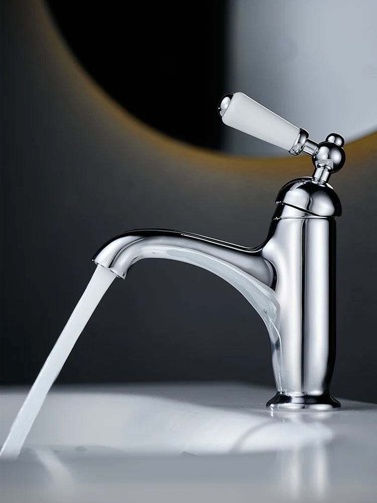 Grifo de lavabo de un solo mango de latón retro, grifo de lavabo con mango de cerámica perfecto para gabinetes de baño, mezcla de agua fría y caliente