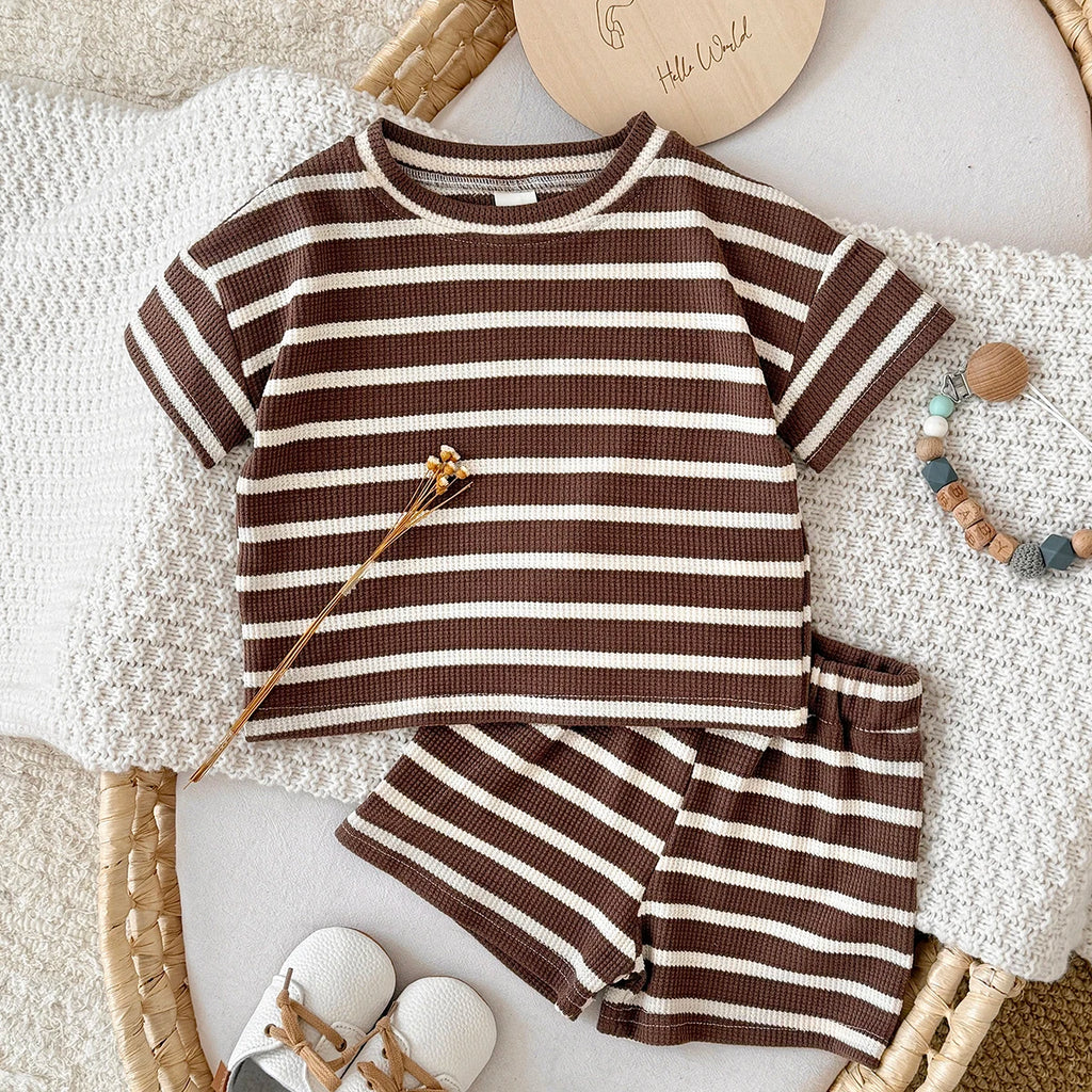 Conjunto de 2 Piezas de Traje Infantil Marrón, Nuevo Conjunto de Verano de Manga Corta + Pantalones Cortos a Rayas para Niño y Niña, Camiseta Infantil, Ropa de Bebé