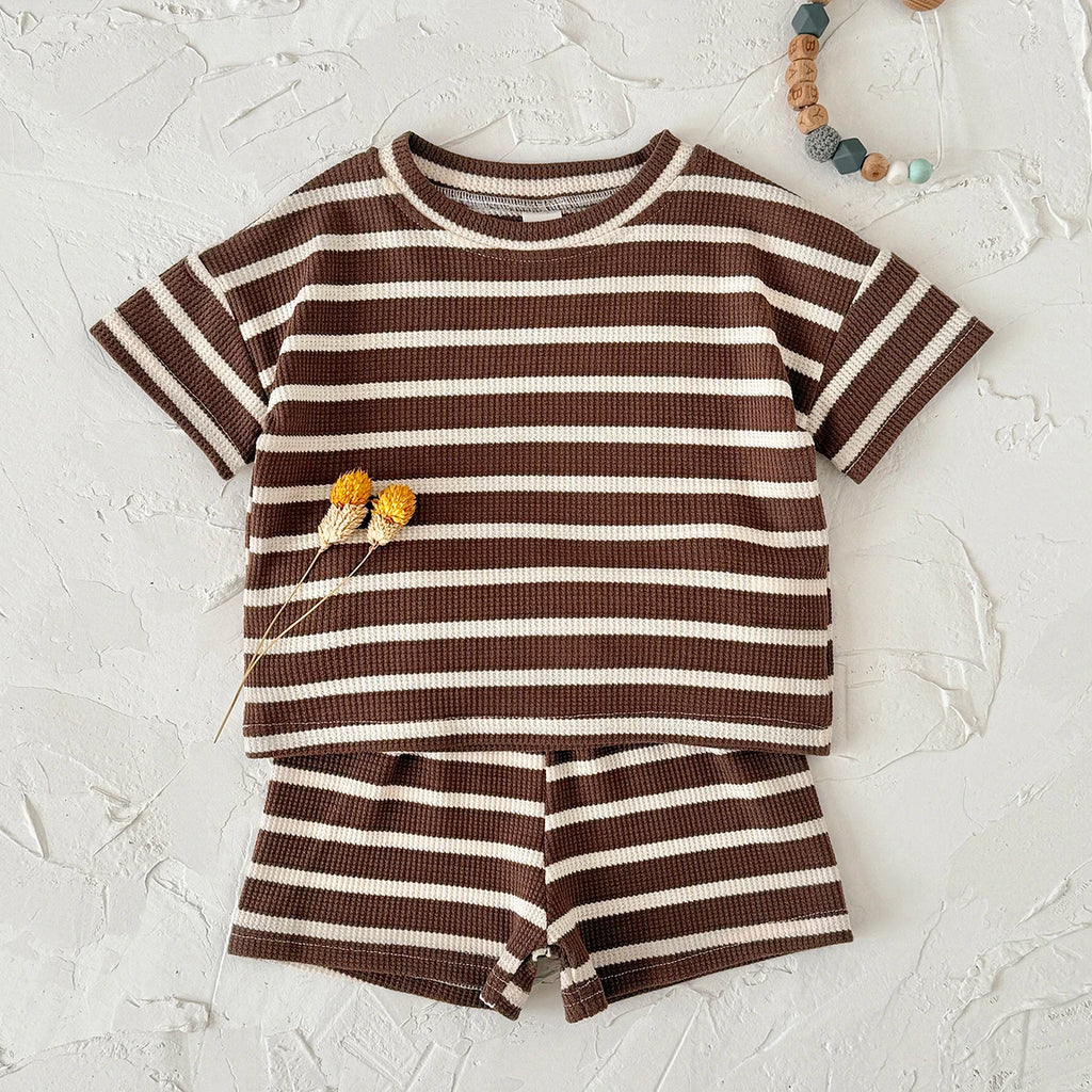 Conjunto de 2 Piezas de Traje Infantil Marrón, Nuevo Conjunto de Verano de Manga Corta + Pantalones Cortos a Rayas para Niño y Niña, Camiseta Infantil, Ropa de Bebé