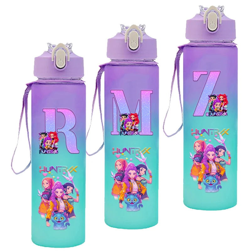 Botellas de agua con gradiente KPop Demon Hunters de 750 ml, vasos con pajita con letras de la A a la Z de Movie Girl, botella portátil de alta capacidad para exteriores