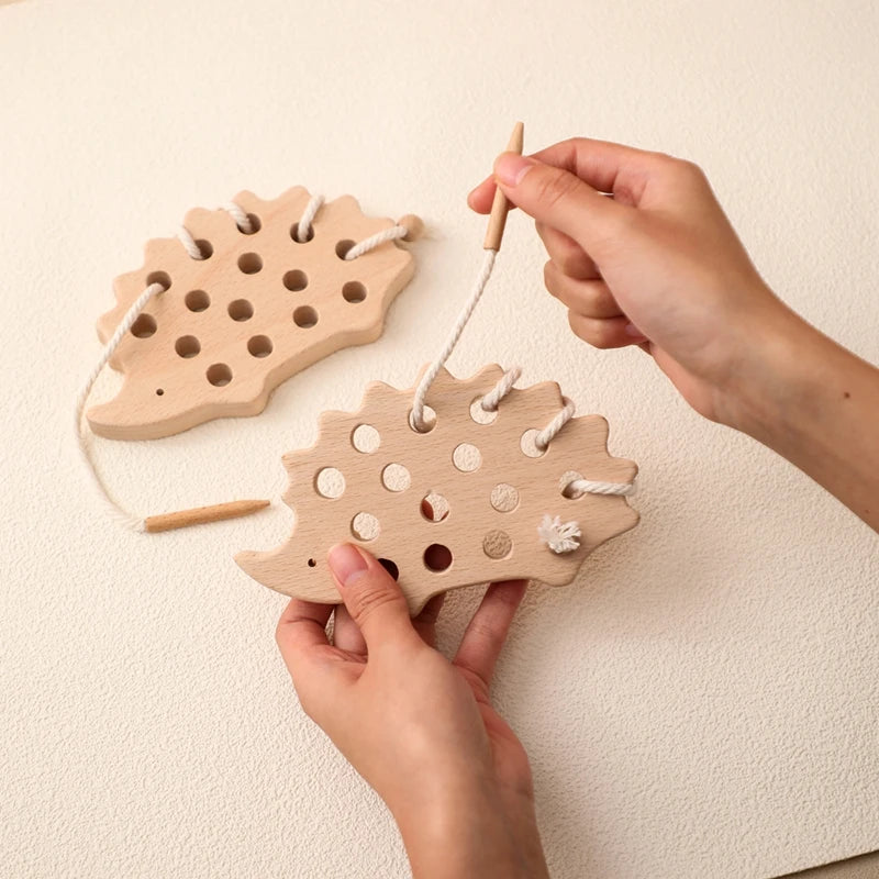 Juguetes de madera Montessori para bebé, tablero de enhebrado de erizo Animal, juguete educativo de madera de haya para niños, bloques de cuentas con botones, juguetes rompecabezas