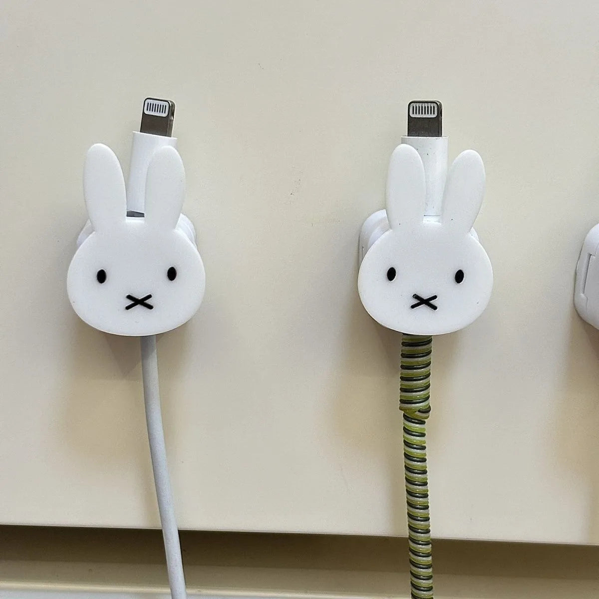 Lindo Miffy Rabbit organizador de cables de datos magnéticos dibujos animados fijador de carga de teléfono de escritorio Clip montado en la pared