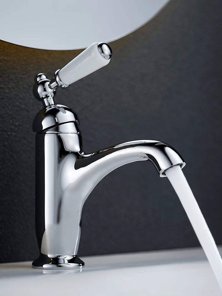 Grifo de lavabo de un solo mango de latón retro, grifo de lavabo con mango de cerámica perfecto para gabinetes de baño, mezcla de agua fría y caliente