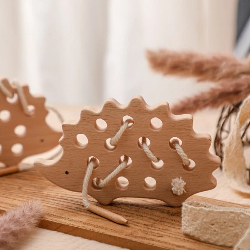 Juguetes de madera Montessori para bebé, tablero de enhebrado de erizo Animal, juguete educativo de madera de haya para niños, bloques de cuentas con botones, juguetes rompecabezas