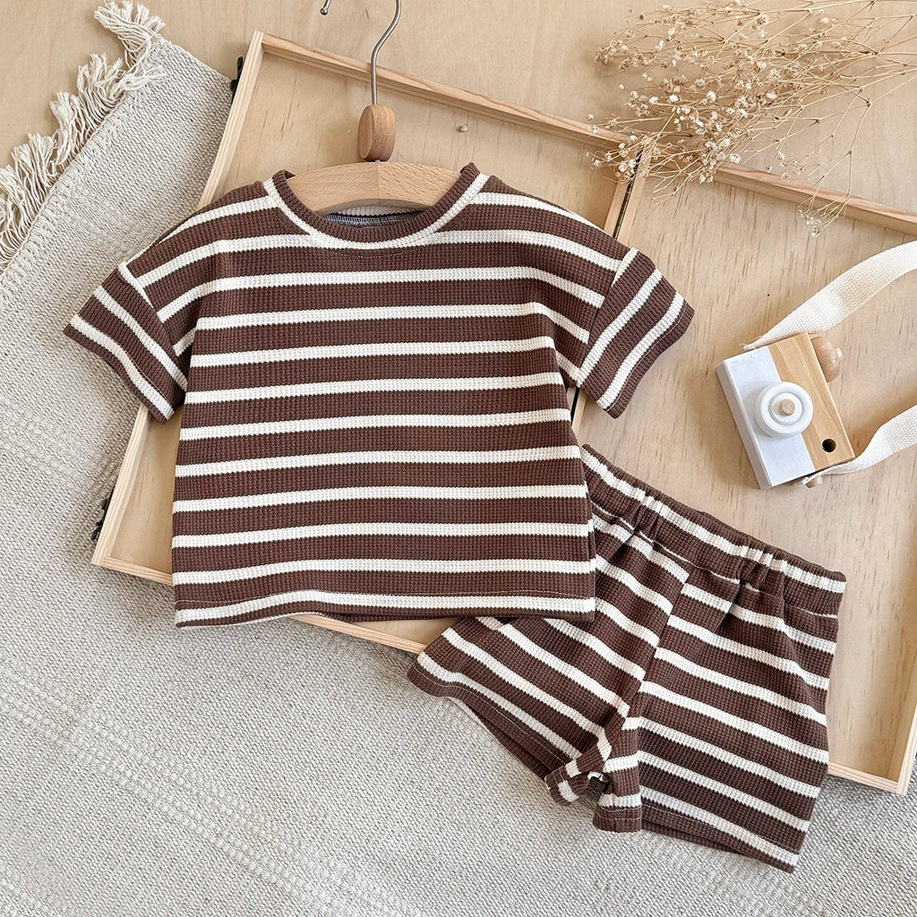 Conjunto de 2 Piezas de Traje Infantil Marrón, Nuevo Conjunto de Verano de Manga Corta + Pantalones Cortos a Rayas para Niño y Niña, Camiseta Infantil, Ropa de Bebé