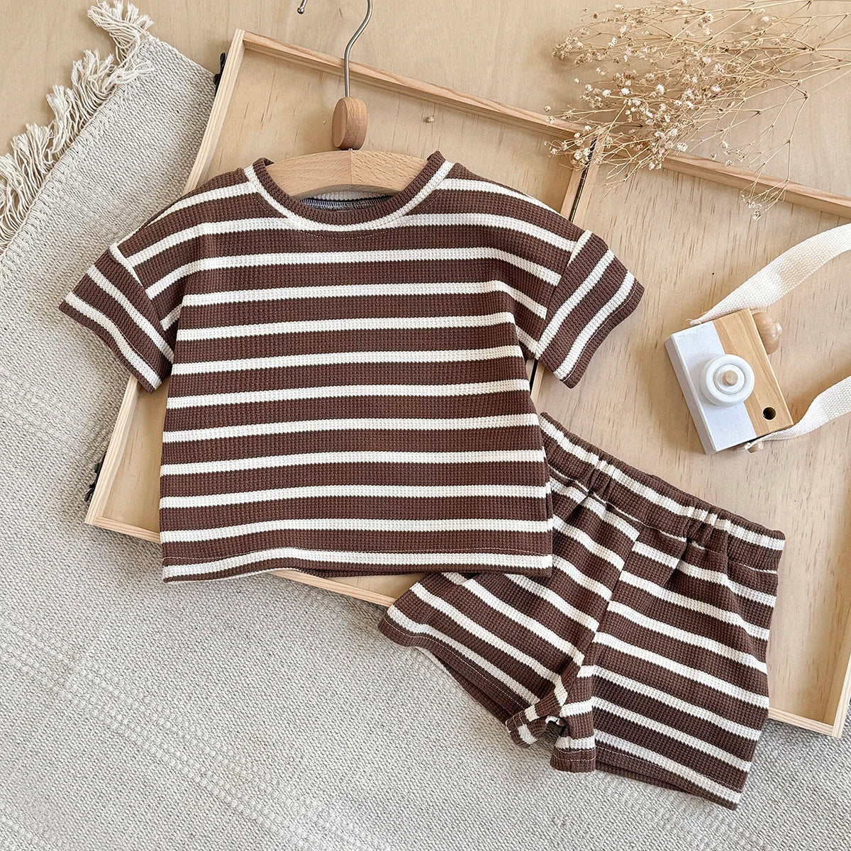 Conjunto de 2 Piezas de Traje Infantil Marrón, Nuevo Conjunto de Verano de Manga Corta + Pantalones Cortos a Rayas para Niño y Niña, Camiseta Infantil, Ropa de Bebé