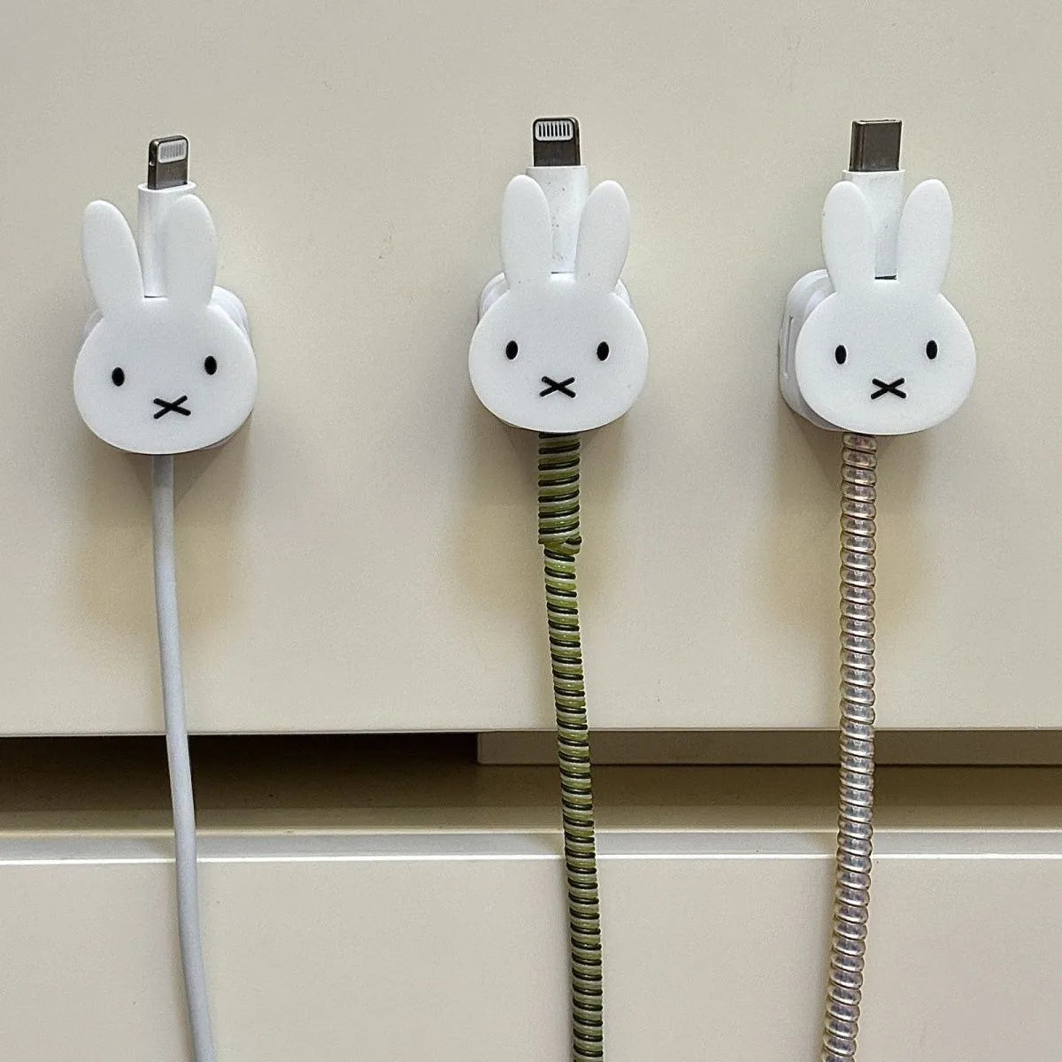 Lindo Miffy Rabbit organizador de cables de datos magnéticos dibujos animados fijador de carga de teléfono de escritorio Clip montado en la pared