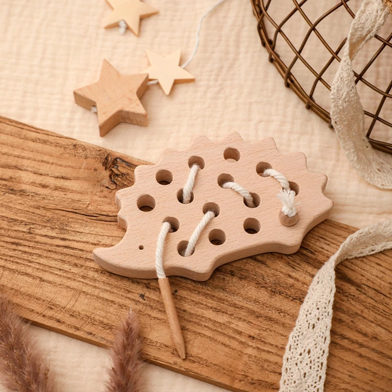 Juguetes de madera Montessori para bebé, tablero de enhebrado de erizo Animal, juguete educativo de madera de haya para niños, bloques de cuentas con botones, juguetes rompecabezas