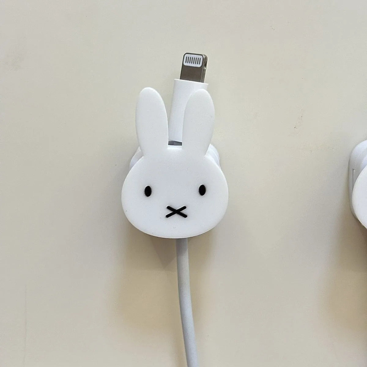 Lindo Miffy Rabbit organizador de cables de datos magnéticos dibujos animados fijador de carga de teléfono de escritorio Clip montado en la pared