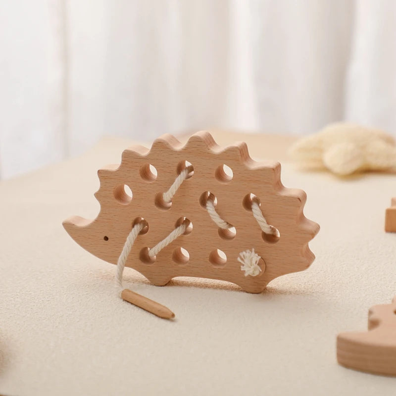 Juguetes de madera Montessori para bebé, tablero de enhebrado de erizo Animal, juguete educativo de madera de haya para niños, bloques de cuentas con botones, juguetes rompecabezas