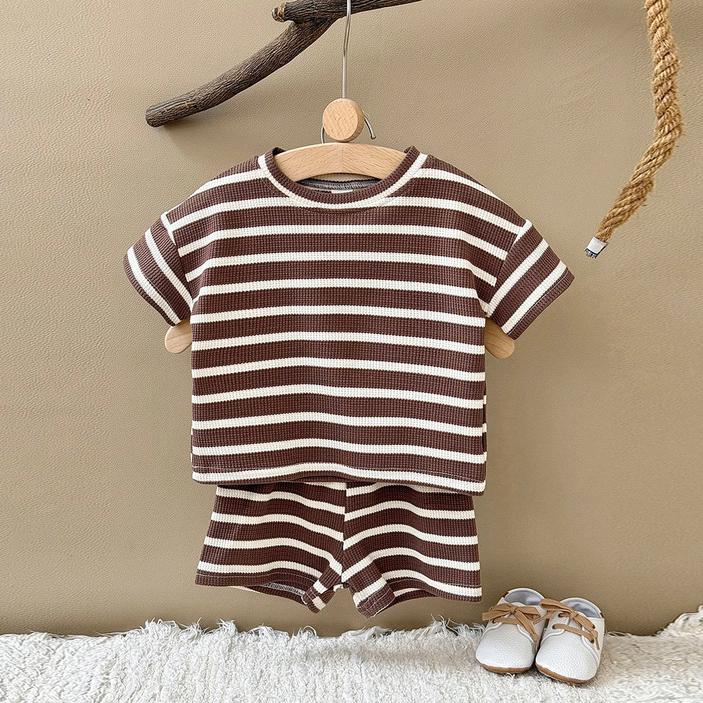 Conjunto de 2 Piezas de Traje Infantil Marrón, Nuevo Conjunto de Verano de Manga Corta + Pantalones Cortos a Rayas para Niño y Niña, Camiseta Infantil, Ropa de Bebé