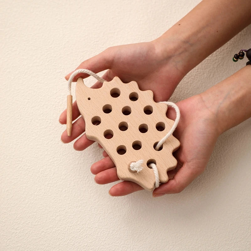 Juguetes de madera Montessori para bebé, tablero de enhebrado de erizo Animal, juguete educativo de madera de haya para niños, bloques de cuentas con botones, juguetes rompecabezas