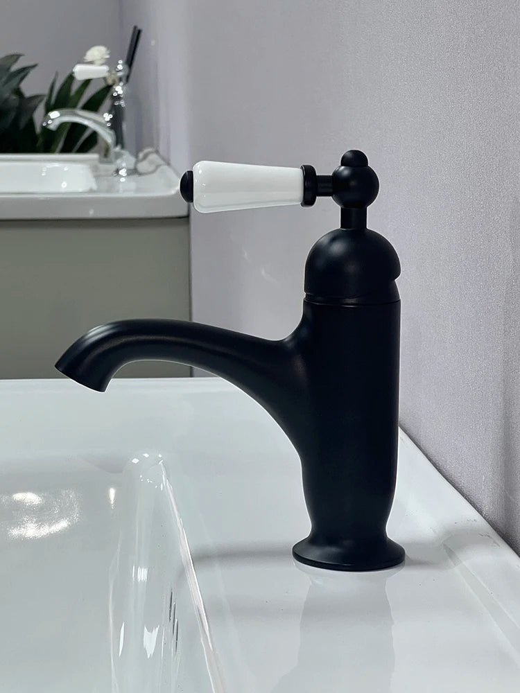 Grifo de lavabo de un solo mango de latón retro, grifo de lavabo con mango de cerámica perfecto para gabinetes de baño, mezcla de agua fría y caliente